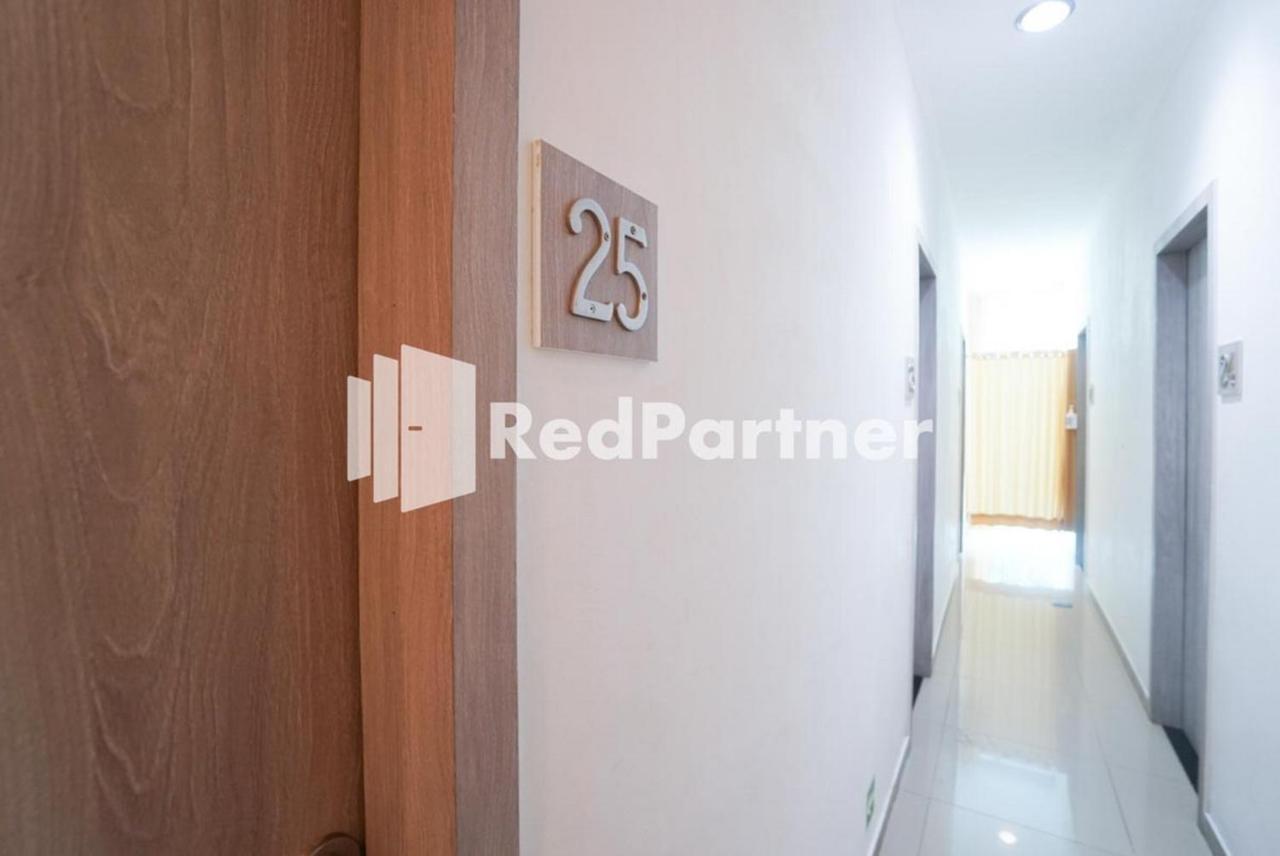 Eascot Hotel Mitra Reddoorz จาการ์ตา ภายนอก รูปภาพ