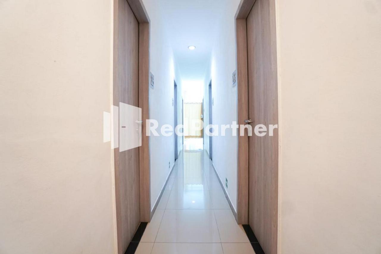 Eascot Hotel Mitra Reddoorz จาการ์ตา ภายนอก รูปภาพ