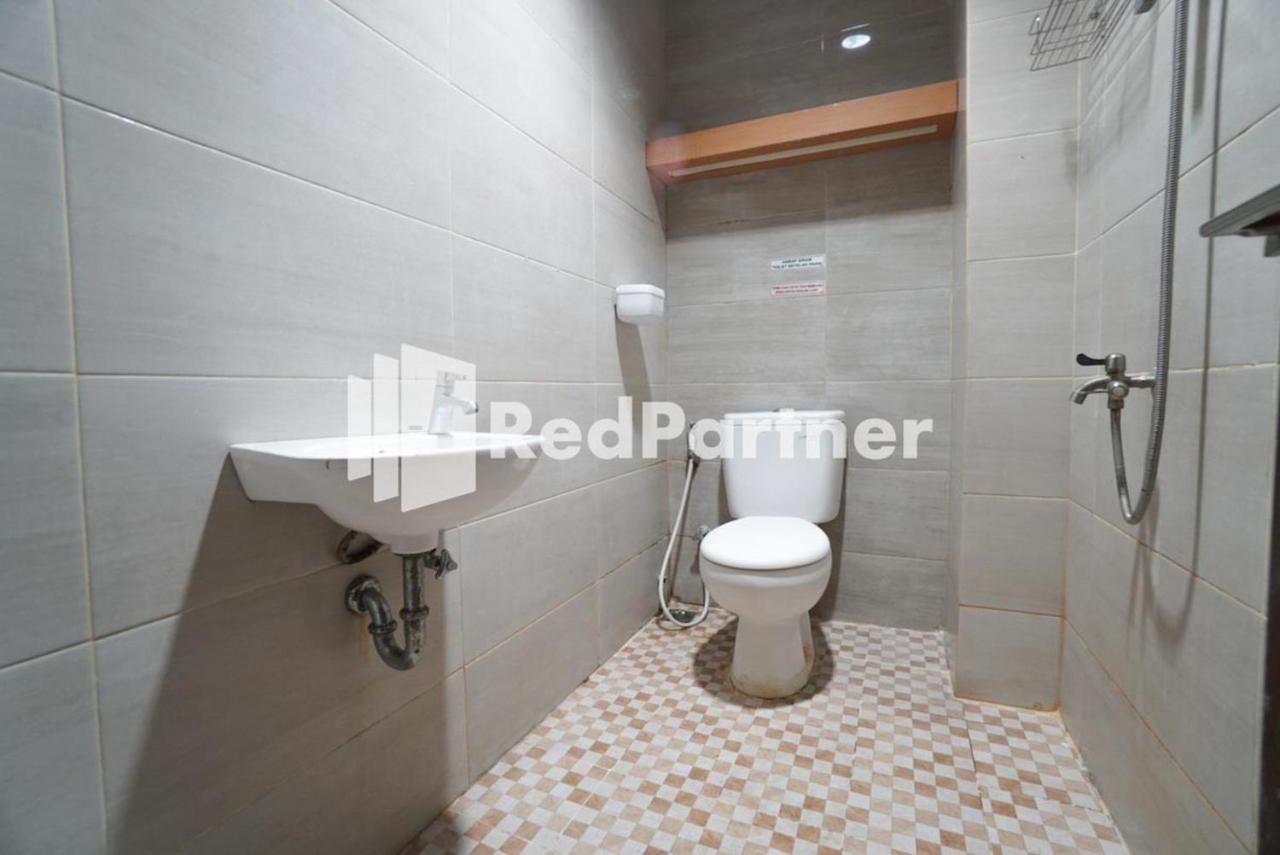 Eascot Hotel Mitra Reddoorz จาการ์ตา ภายนอก รูปภาพ