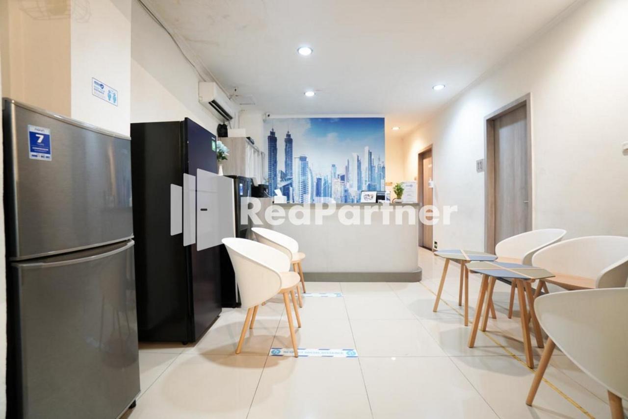 Eascot Hotel Mitra Reddoorz จาการ์ตา ภายนอก รูปภาพ